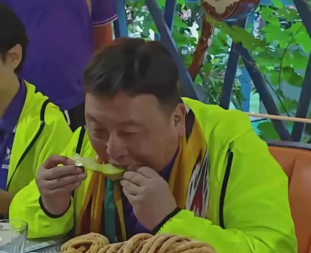 终于明白为什么香港明星足球队全国各地踢球，做这么激烈的运动还个个顶着一个大肚腩了