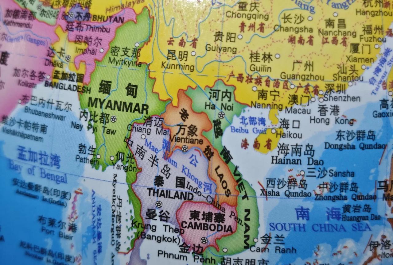 柬埔寨和泰国应当各自把“火”压一压。
因“录音门”事件，柬埔寨与泰国的关系变得十