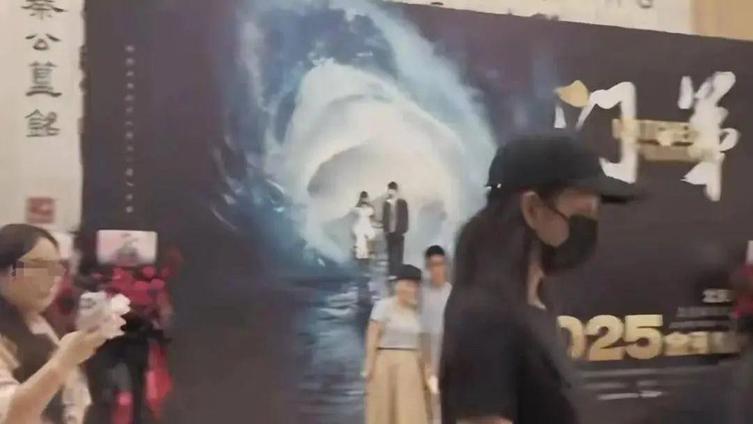 王鸥现身何九华话剧现场，男方亲口说过没结婚, 感情走向成谜