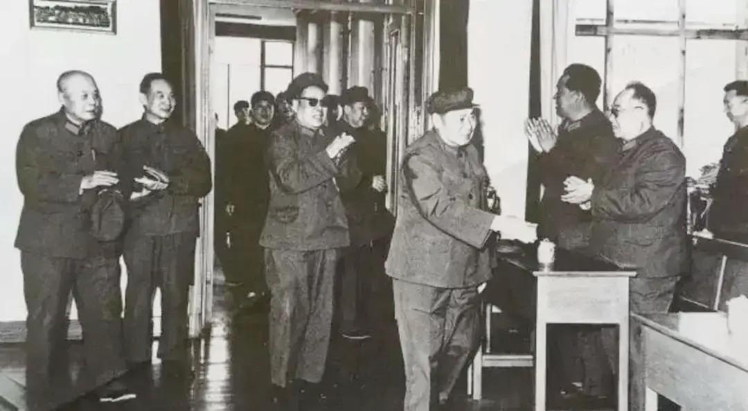 1980年5月8日，解放军总参谋长杨得志将军与副总参谋长何正文将军，在铁道兵部队