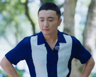 陈丽君驯服摩托后教小尼越剧的画面好有趣，前一秒是“力量担当”，后一秒是“温柔导师