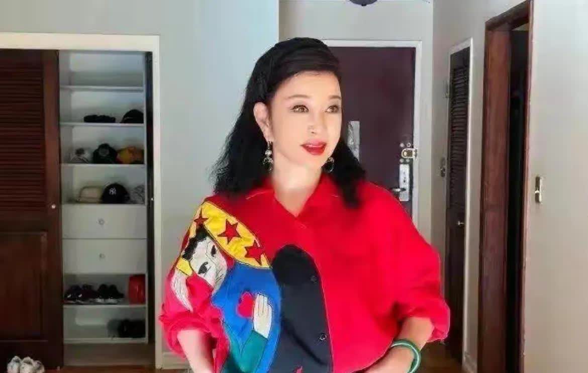 近日，刘晓庆在接受导演竹内亮的采访时，再次语出惊人，称年轻人不能随便结婚。
 