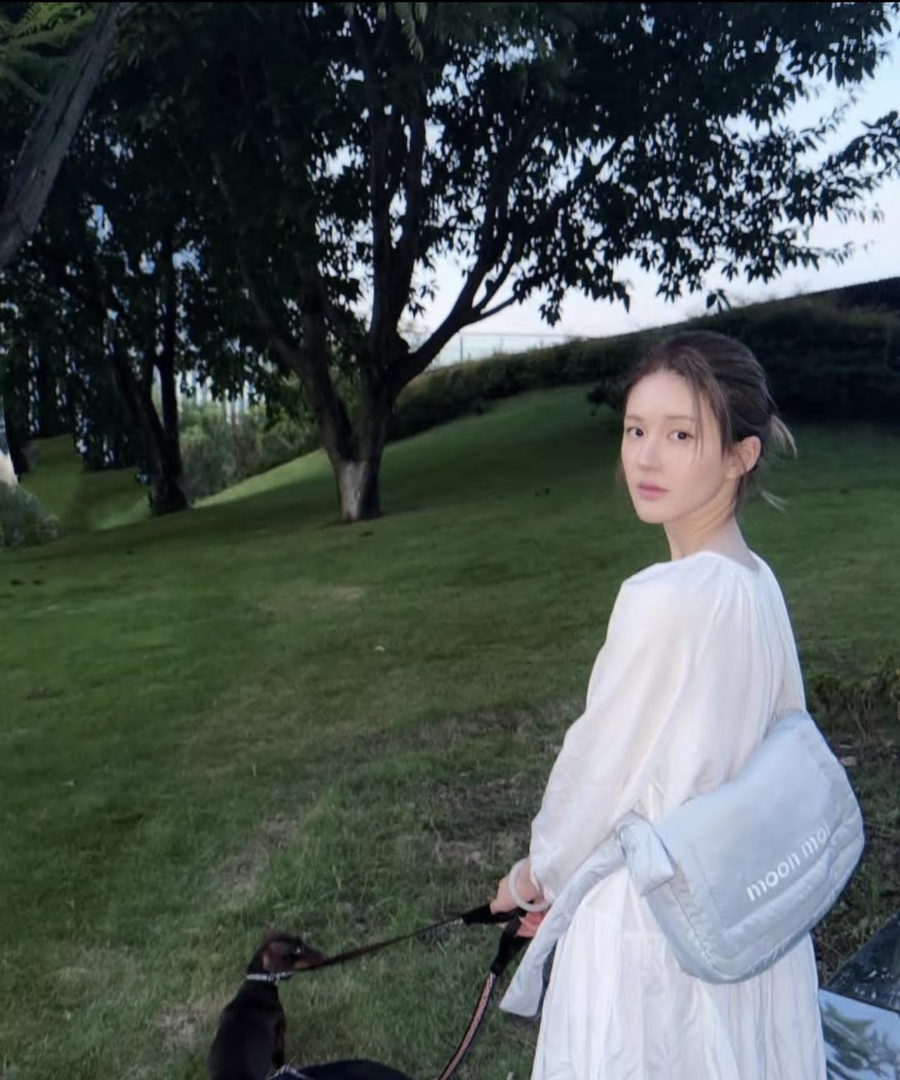 赵露思社交平台更新，第一张美美哒，第二张这就是她，那个搞笑的她。
赵露思已经两个