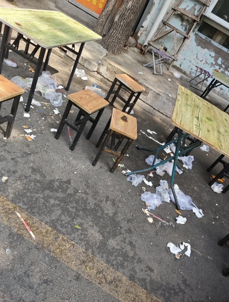 终于明白了为什么天津人把街边的这种小饭馆叫“苍蝇馆子”了。
今天路过天津市区的两