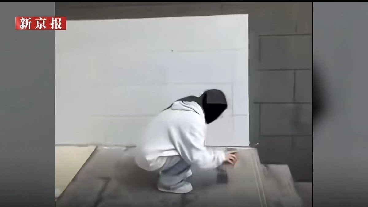 快评：砖头砸手机，暴力教育不该被推崇