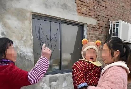 “不听老人言！”山东一女子，离婚带着孩子回娘家住，娘家妈说：不让你嫁，你非嫁，离