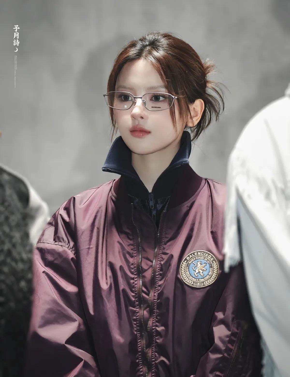她是怎么做到，把服装完美展现出来，既没有抢夺服装的设计亮点特色，又展现出时尚感，