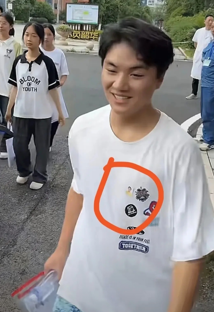 江西上饶，一考点现场，一男生进考场前接受检查，他对监考老师说道：能不能“带”妈妈