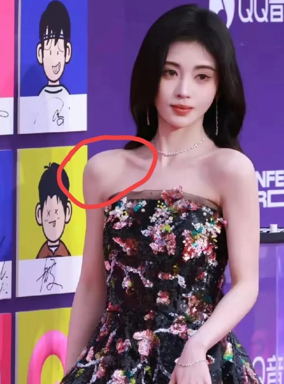 从什么时候开始流行这种肩膀头了？这个真的好看吗？除非胳膊也是肌肉，和肩膀有个衔接