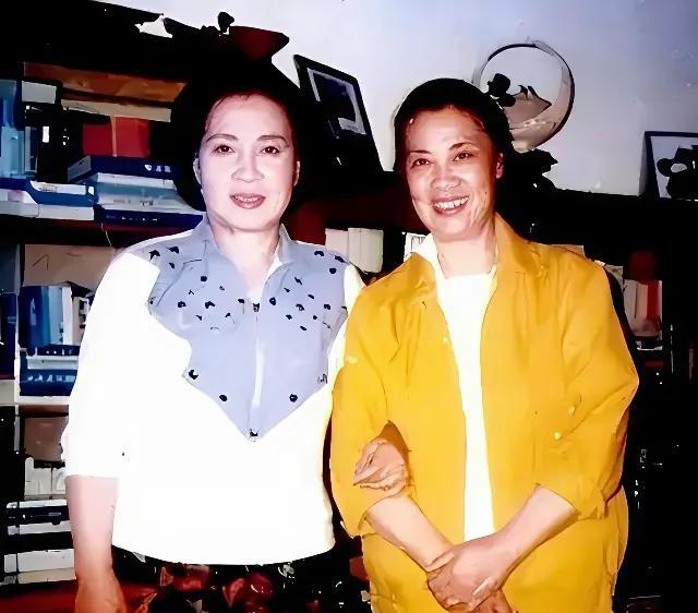 这是秦怡和妹妹秦文的合影，秦怡的妹妹秦文也叫秦德华，也是一位非常优秀的演员，在北
