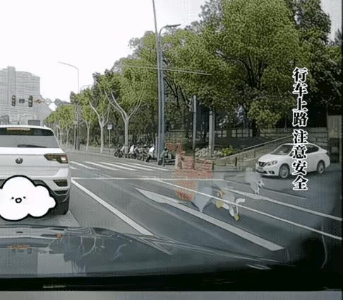 以下三条哪个对？
1、碰瓷的，故意趴下的。
2、过马路腿脚不好，摔倒了。
3、汽