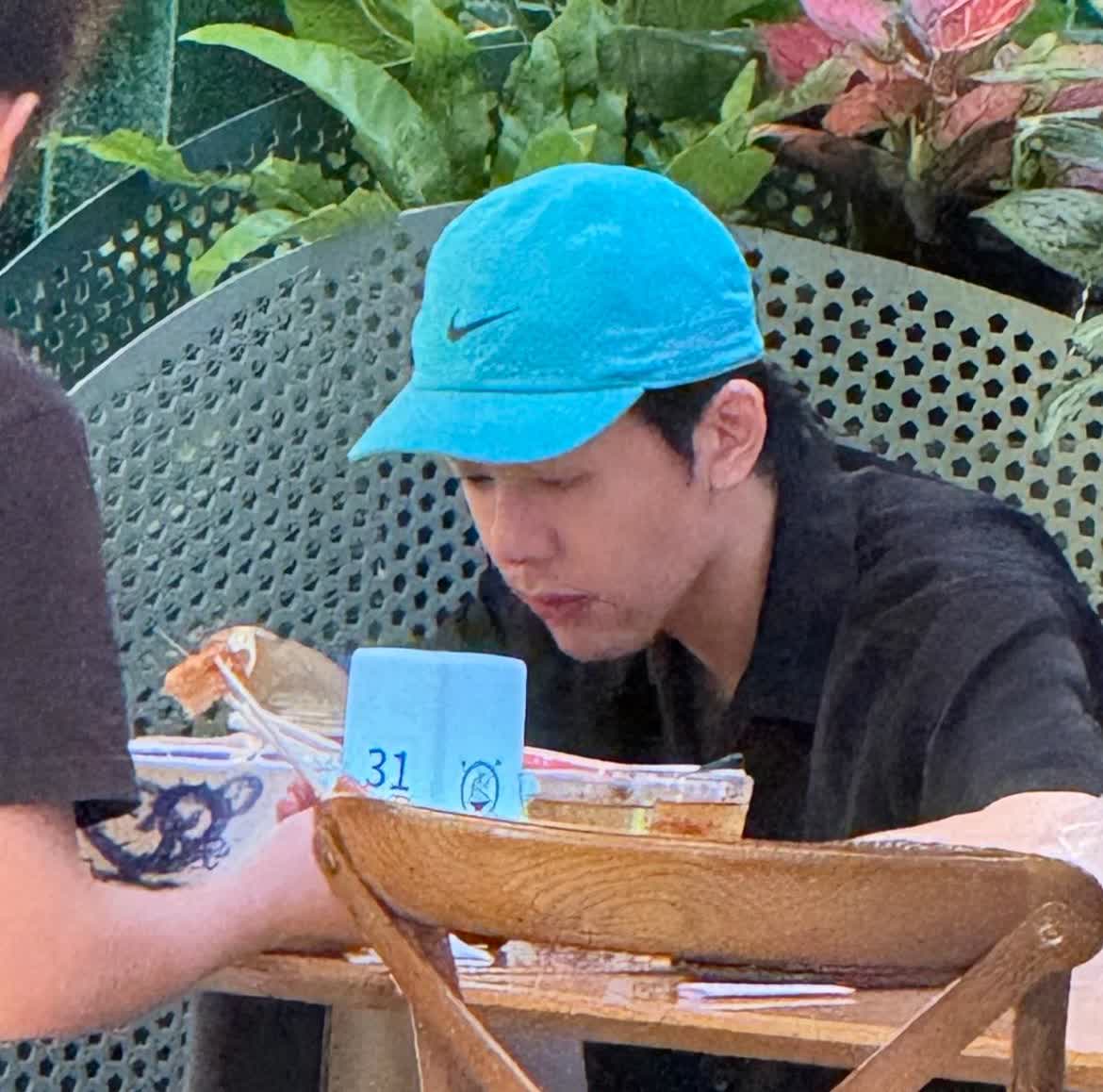 网友在上海精安嘉里偶遇曾舜晞。又到了活动前全世界都在偶遇曾舜晞的环节。

他