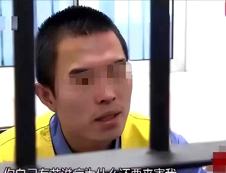 在这个繁忙的城市中，黄松林与阿秀的故事像一条暗流，悄然涌动在每一个角落。虽然他们