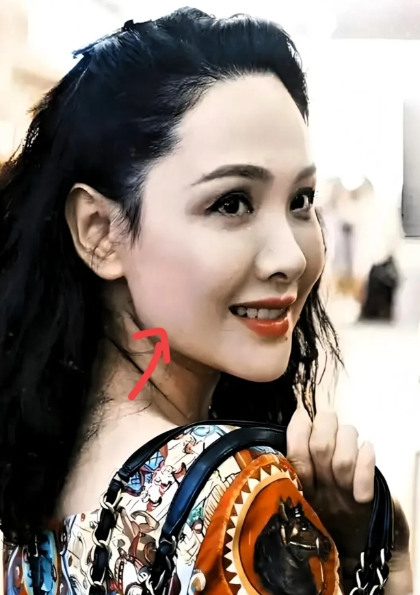 天底下最羡慕的女人就是程莉莎了。  
不是因为她嫁了影帝，  
也不是因为她的衣