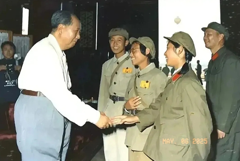 1966年，毛主席在滴水洞与工作人员留下了珍贵合影。照片里，四名姑娘眉清目秀、笑