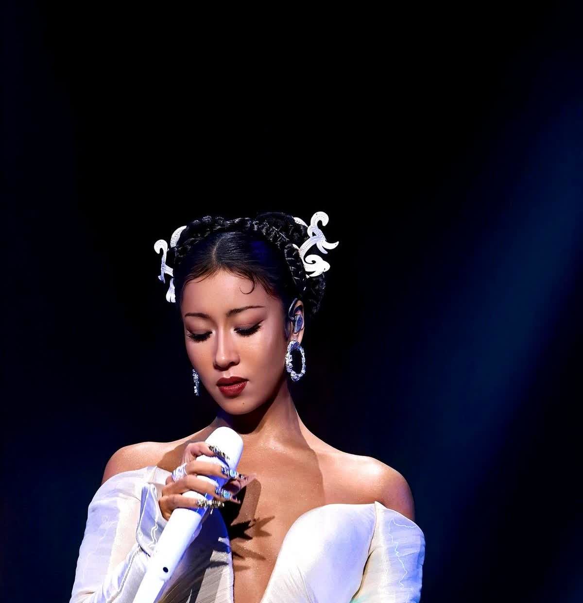 一觉醒来

现场观众都惊到了

没想到平时在舞台上步步生风的吉克隽逸，竟