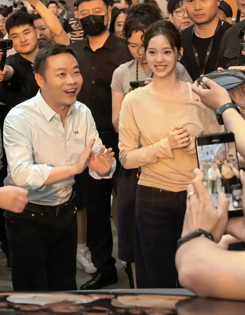 感觉小鹏汽车创始人何小鹏的智商要比蔚来汽车创始人李斌高很多，李斌整天想办法营销蔚