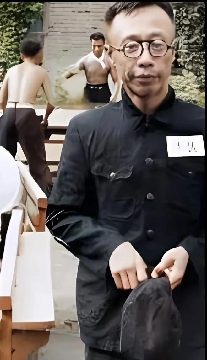 一张50年代的老照片，拍摄于抚顺管理所，当时溥仪和他的一帮旧臣正在接受教育和思想