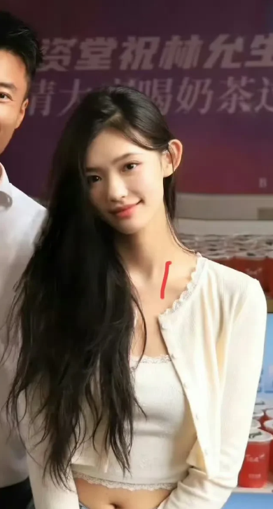 每次看到林允，都想感慨周星驰的眼光是真好啊，林允出道这么多年，最好看的还是在电影