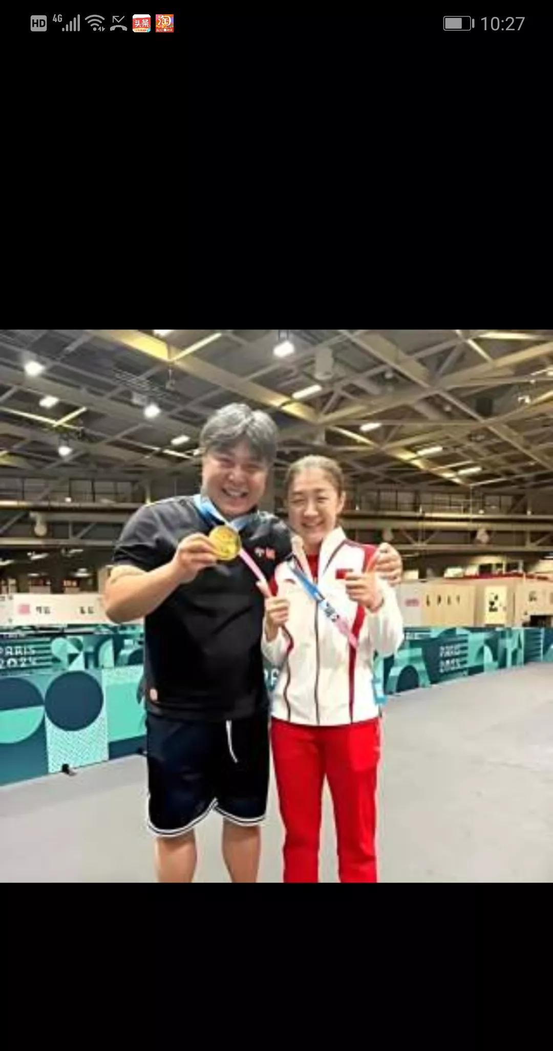 成都混合团体世锦赛时，林诗栋与张本智和对决时，王皓与孙逊在教练席上，镜头给到教练