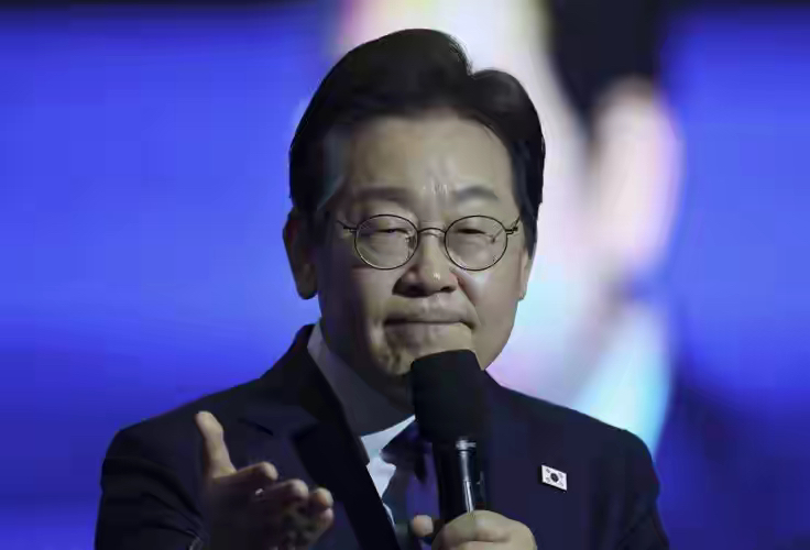李在明这招玩得相当巧妙。
派往北京的特使团名单一亮相：前国会议长朴炳锡坐镇，党内
