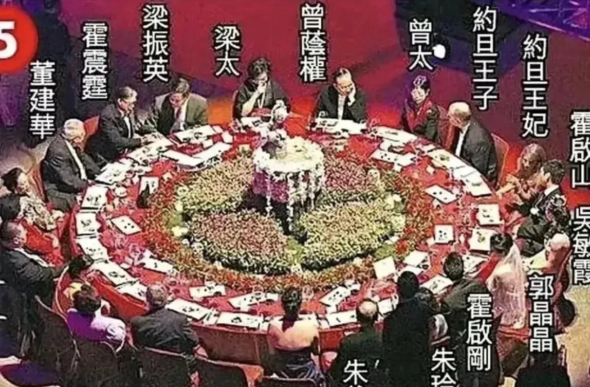 真的不太理解，为什么2012年霍启刚大婚的时候，不让奶奶吕燕妮也坐在主桌。很多人