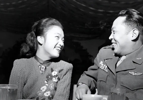 1948年，年轻漂亮的国军上校妻子陈愉照顾丈夫住院期间，惨被欺负，事后，院方劝她