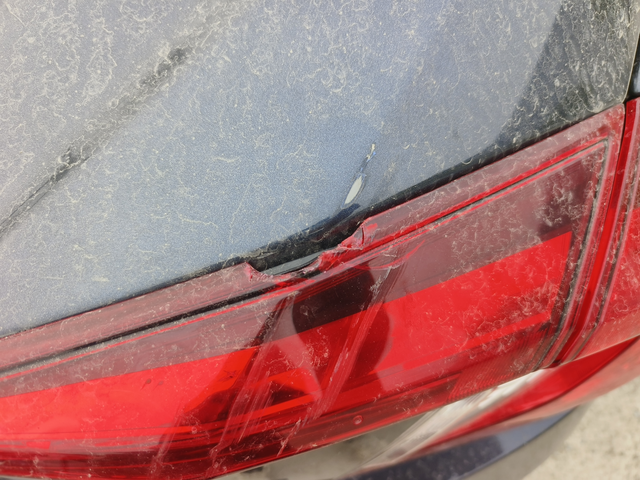 车子被损坏找不到人
兄弟们
这个漏底漆了么
不管他会不会生锈的