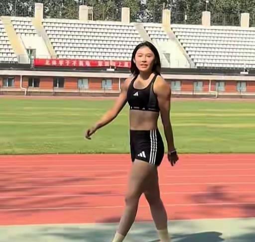 这张图片是不是美艳过度了，怎么看图中的美女都不像吴艳妮啊？
这不协调的身材，这粗