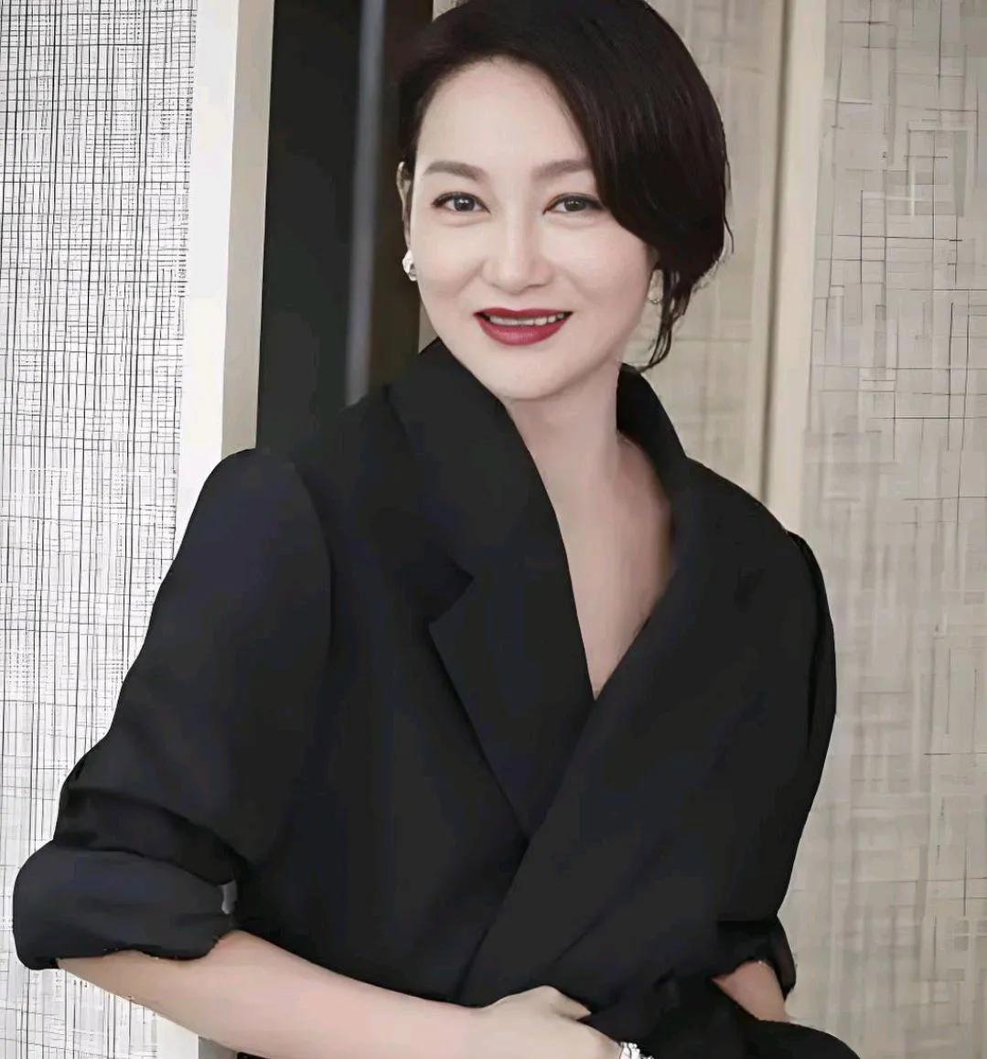 影后之名，实至名归
惠英红：华语影坛最耀眼的影后，实至名归！
一踏入影坛，惠英红
