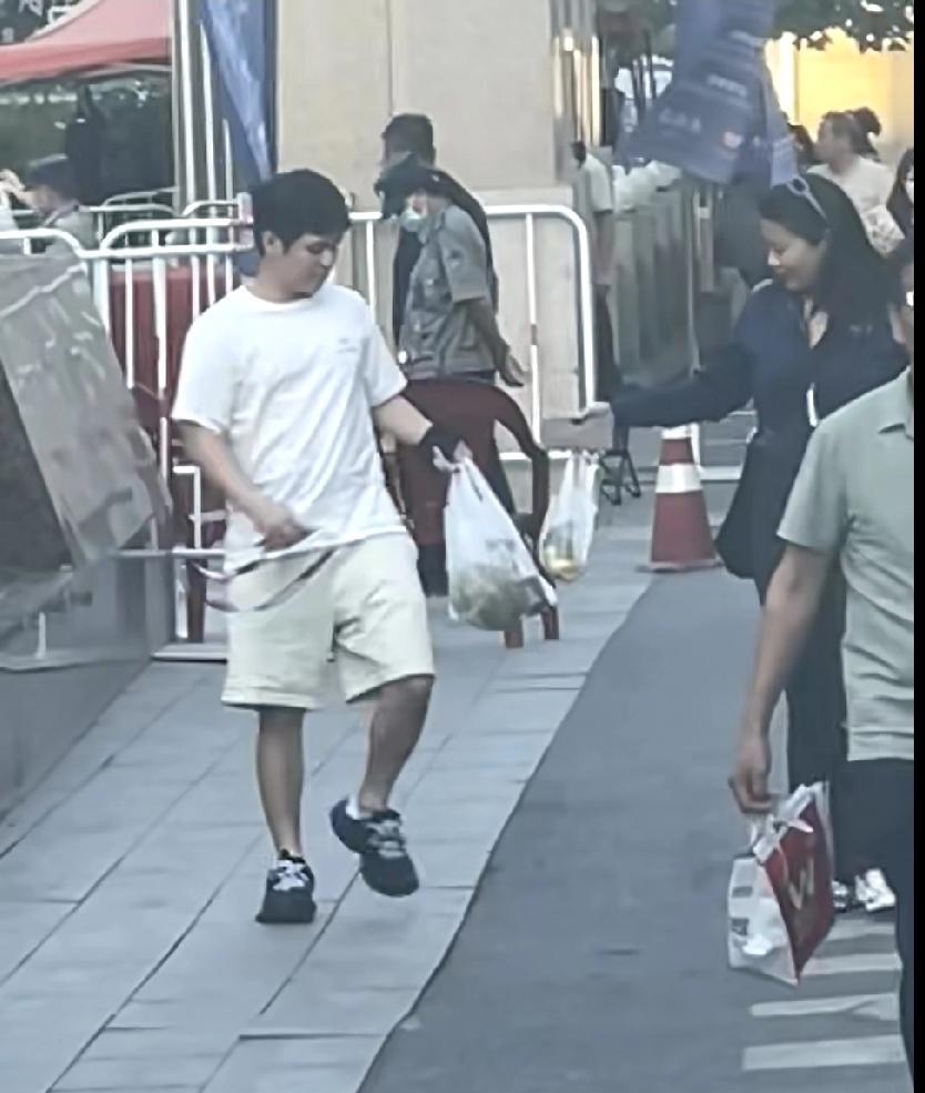 林诗栋到新疆啦，哈密瓜安排上！
小石头林诗栋抵达乌鲁木齐，立马融入节奏～ 一身白