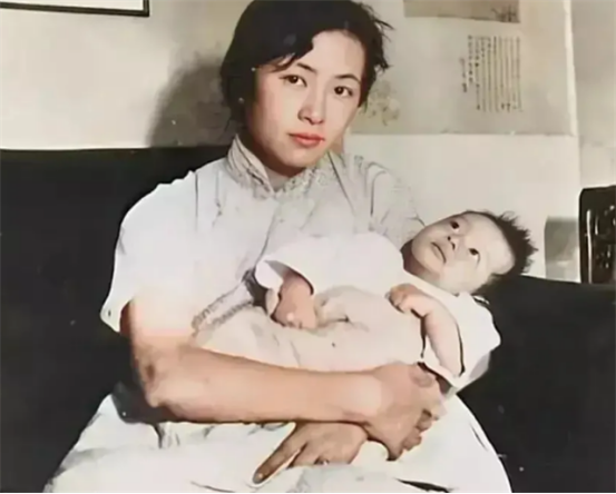 1932年，28岁的林徽因刚生下二儿子梁从诫不久，在家中抱着孩子的照片。
此时林