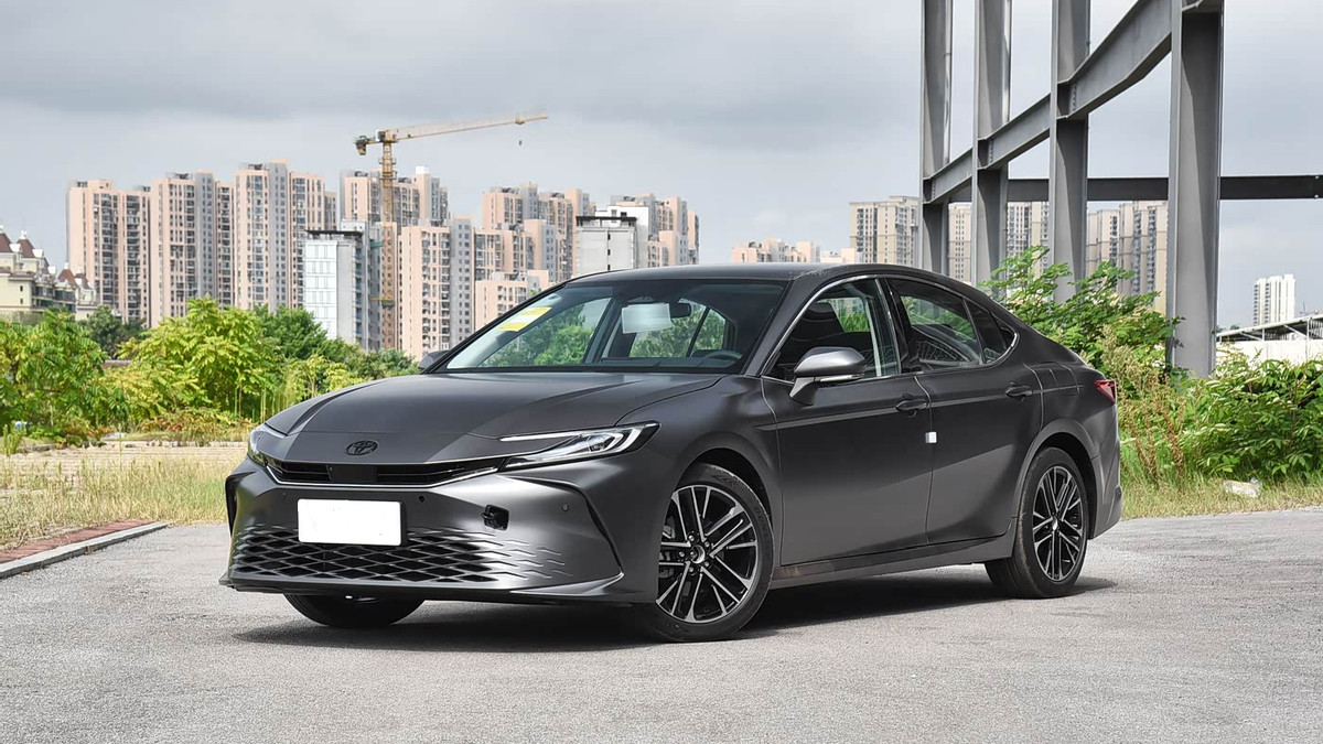 丰田凯美瑞新增两款光辉版车型，主打专属车色与配置升级