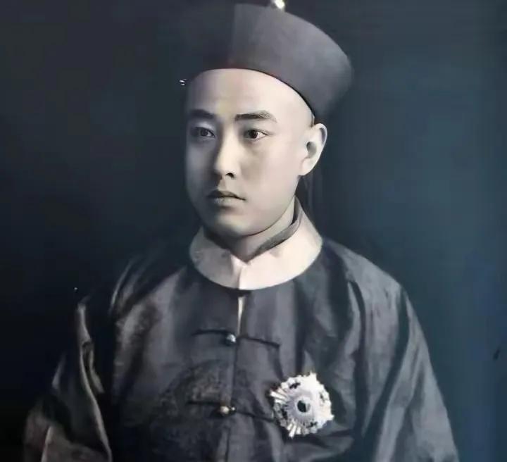 寒门贵子与王朝末路
墨香破冰
光绪十二年的隆冬，北京正阳门西河沿的积雪映着褪色的
