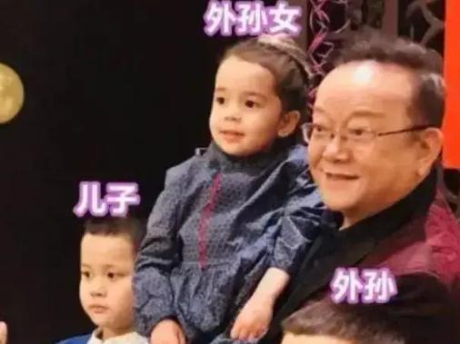 2006年，58岁的王刚三婚娶了小他20岁的郑艳东，新婚当晚王刚对郑艳东说：“我