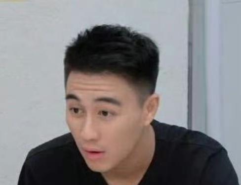 何猷君听到朱丹的话
他直接的反应含金量还在上升
当初还觉得他的反应很好笑，万万没