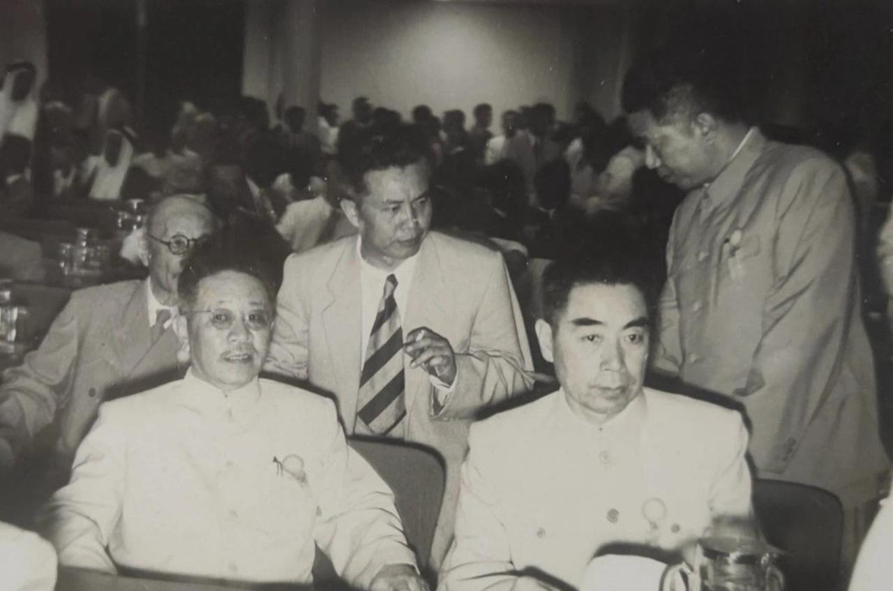 1955年4月，叶季壮（左）陪同周恩来总理（右）在万隆会议会场的老照片#历史#