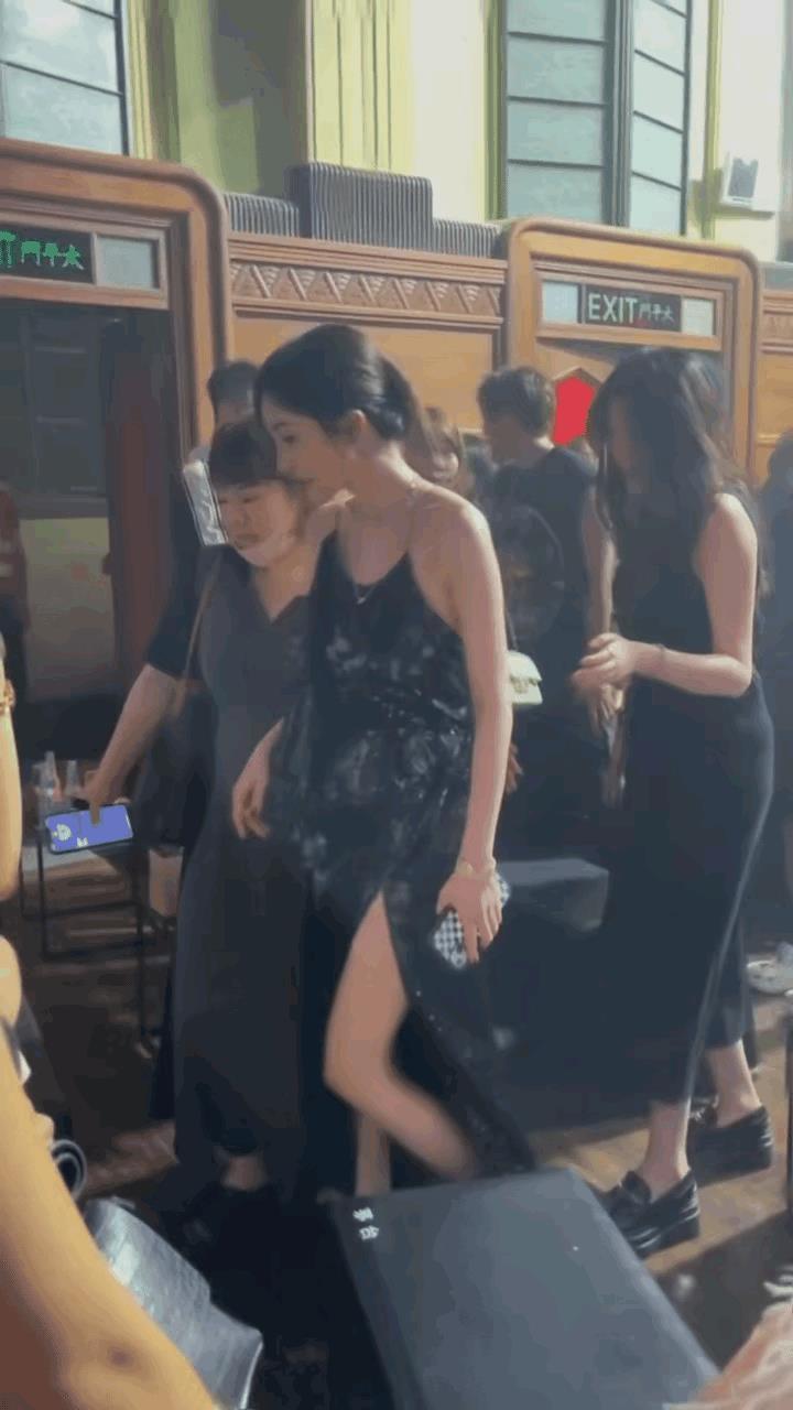 我的天哪，杨幂这含胸驼背，脖子前倾的体态，什么时候可以改一改啊，真的有点惨不忍睹