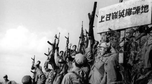 1951年在上甘岭战役中，17岁女兵蒋振娟目睹志愿军被美军炮击的惨状后，心理彻底