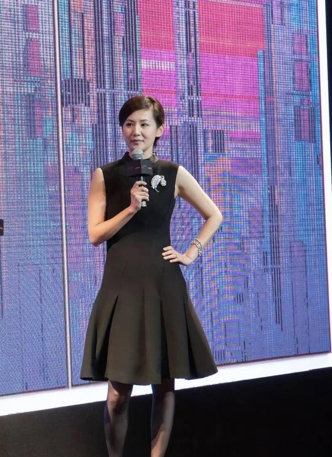 原来上海首富郭广昌的妻子长得这么美，50多岁了仍显知性年轻。一点看不出是生过孩子