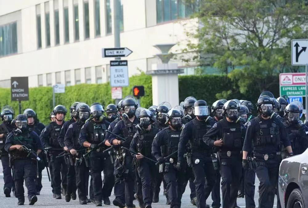 混乱蔓延，洛杉矶之后纽约也乱了！
因为驱逐和抓捕非法移民问题，洛杉矶出事了，多地