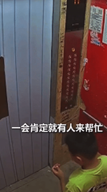“小孩哥火到人民日报了！”河北唐山，一8岁男孩出去玩被困电梯，一边安慰自己不要怕