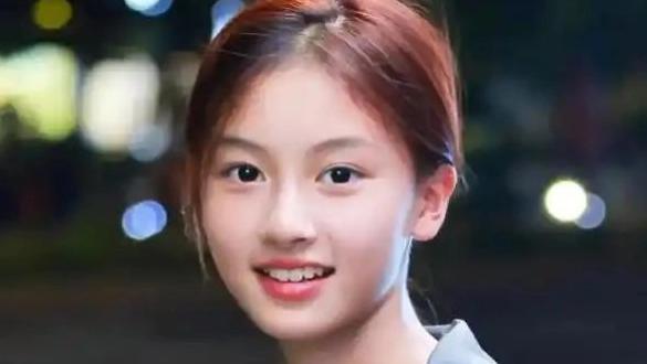 “翻版张柏芝”七七正式签约出道！15岁撞脸顶流女星，互联网造星改写素人命运