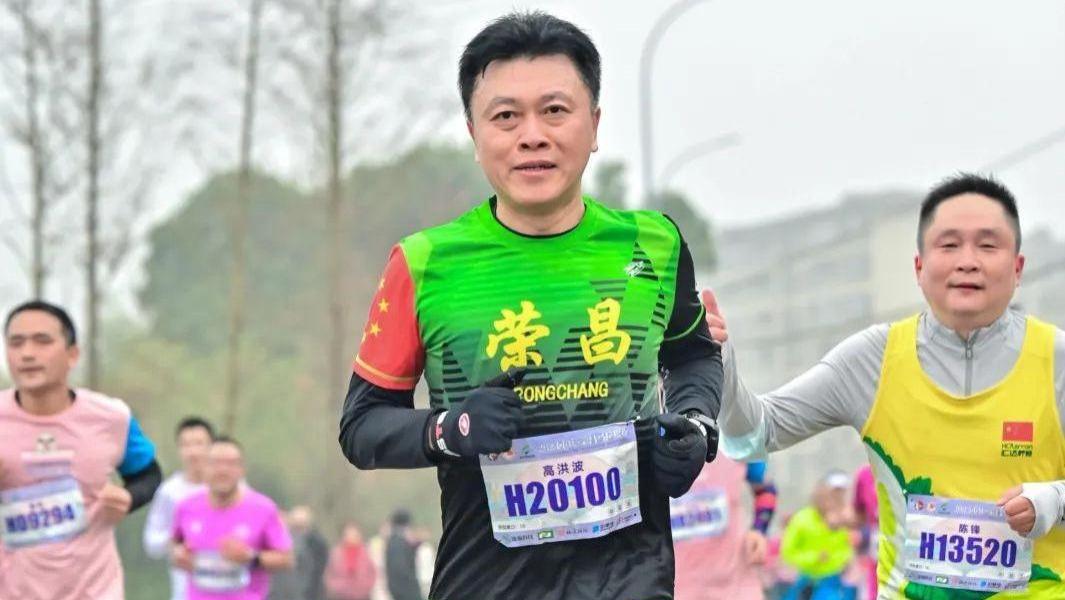 卸任区委书记，“荣昌老高”骑行告别，60岁的高洪波为何这样拼？