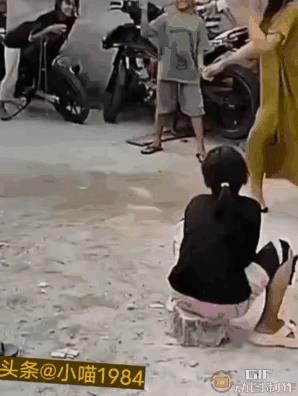 《搞笑》
这个美女特搞笑，
跳绳能把内裤掉。
逗的孩子笑弯腰，
…………？
拋砖