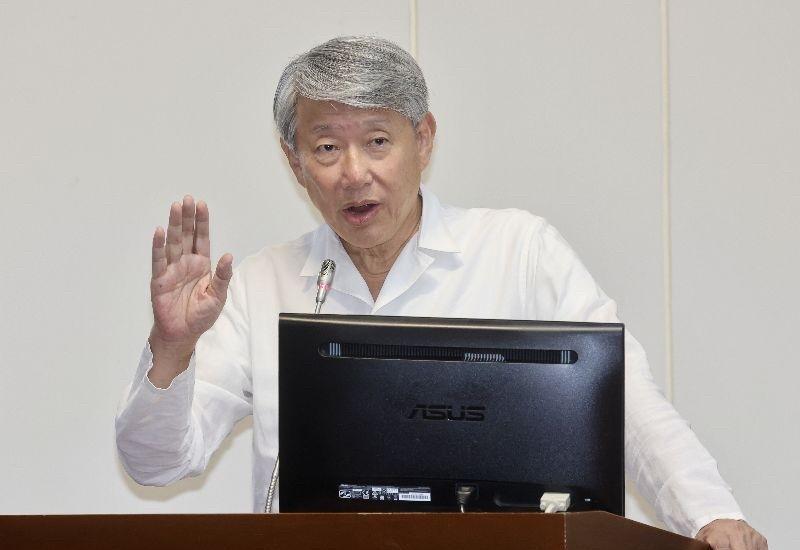世大运事件   郭智辉举“恶魔手势”
台经济主管郭智辉今天（25日）被问及对“世
