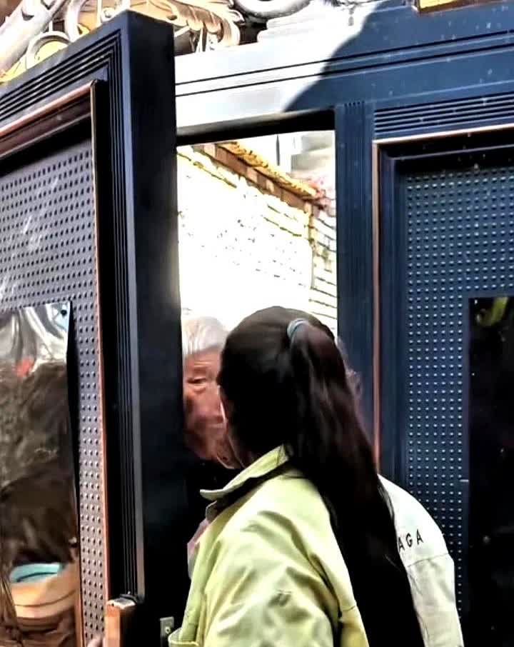 大衣哥家又双叒叕被堵门了！大清早就听见“嘭嘭嘭”的砸门声，跟催命似的敲个没完。大