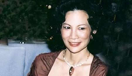 60岁抛妻弃子！香港富豪罗康瑞，为啥坚决要娶50岁的朱玲玲为妻？
哎呀妈呀，这豪