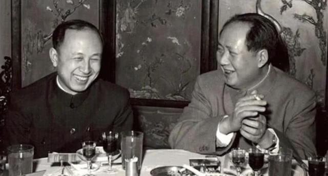 1964年，毛主席在自己的生日宴上，递给钱学森一支烟，而就当他要伸手接烟时，主席