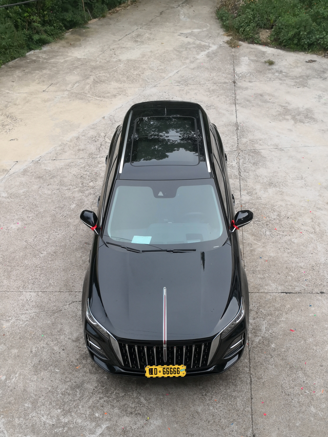 提车第一天，忙得不可开交
我的红旗HS5提车第一天，把临牌挂上，首先直奔油站。油